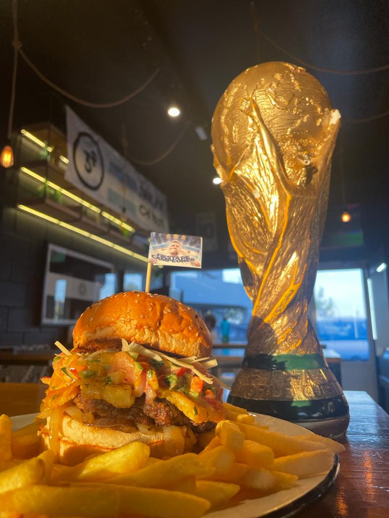 Canal12web's tweet photo. 🏆¡Fiesta De Campeones en Tercer Tiempo!⚽
🥇A un mes del triunfo de #Argentina en el Mundial, presentan la nueva #BurgerQatar🍔
#12Noticias
#deme2
#EnVivo
#Qatar2022 https://t.co/FXe4VXpPvb