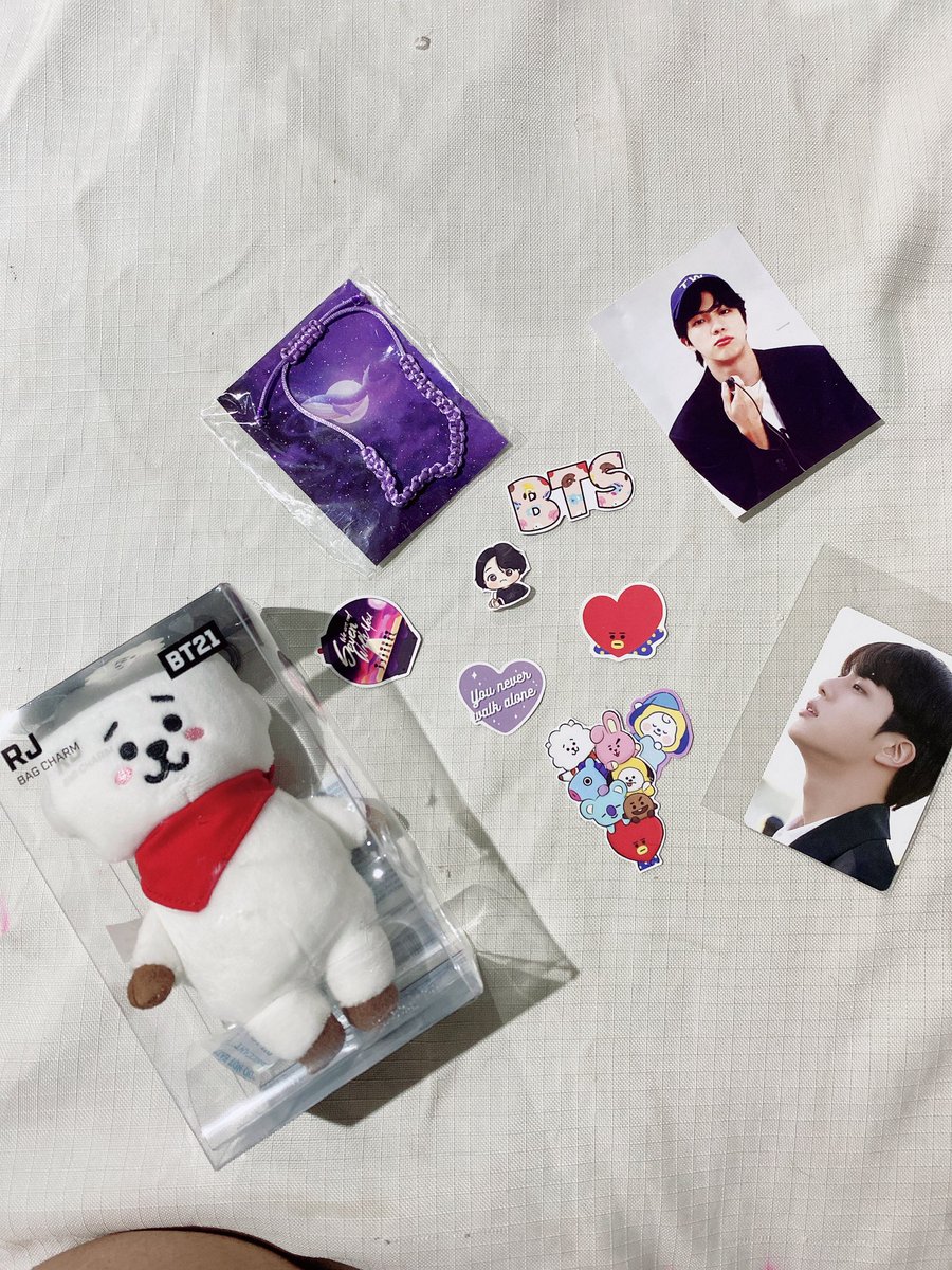 taems124's tweet image. • feedback positivo pra {@BeChingus} 🫶🏼 que me vendeu esse lindão que era meu sonho de consumo a muito tempo.

Foi uma fofa comigo e ainda me mandou um cardzinho lindo do Seokjin e uma pulseira borahaezinha perfeita de brinde. Obrigada amg amei demais essa comprinha❣️