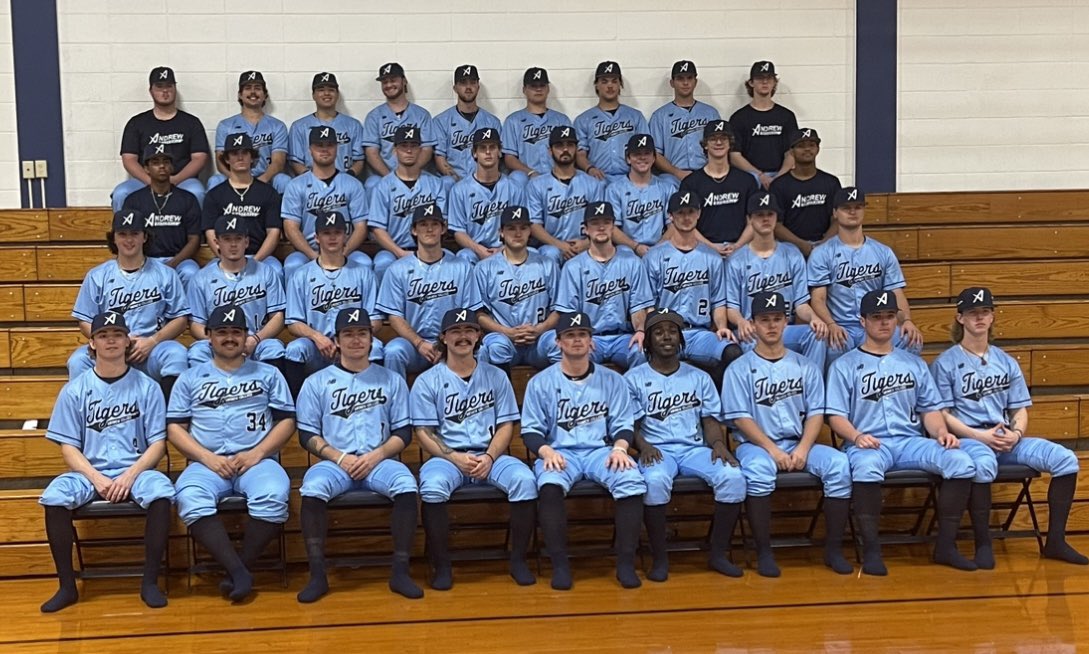 Picture day for the Tigers!!! Rocking the new uniforms and getting ready for season!