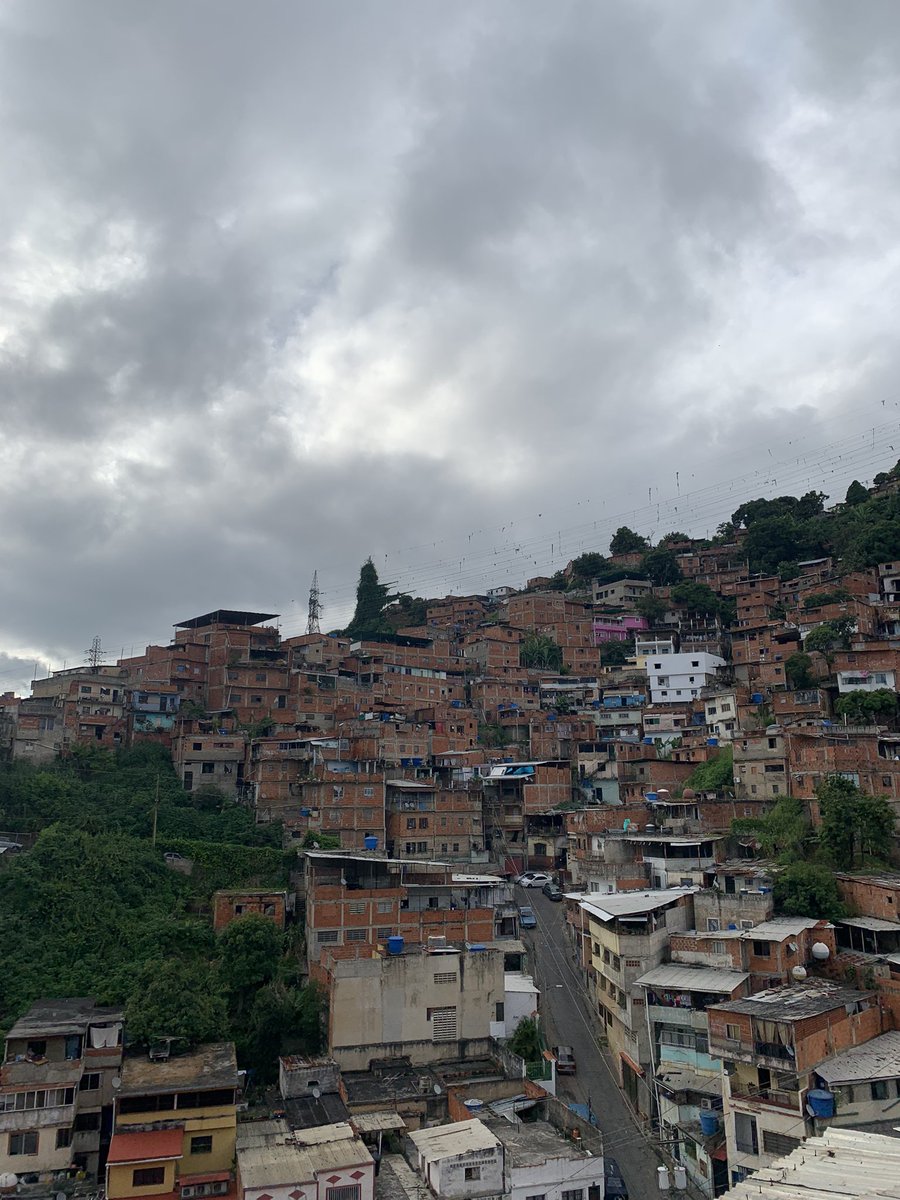 perotienecarro's tweet photo. Visite el lugar donde crecí, eso no importa. 
Conocí a una niña de 14 años que lloraba porque le cobró 7$ a un hombre de 35 para tener sexo y el solo le había pagado 5$
14 años.
7 dólares.
Esta es la parte de la ciudad que no te muestran los “influencers”
Tengo el corazón roto. https://t.co/rwDkXd4Sz0