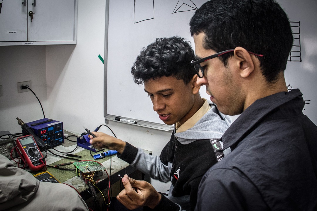 El papel protagónico de la clase trabajadora debe acentuarse no solo con el activismo por otras formas de producción, es clave construir otros modelos ideales de vida.
 
Transformar no es solo ruptura, también es ser y comportarse como sujeto de cambio.

#PensarDistinto