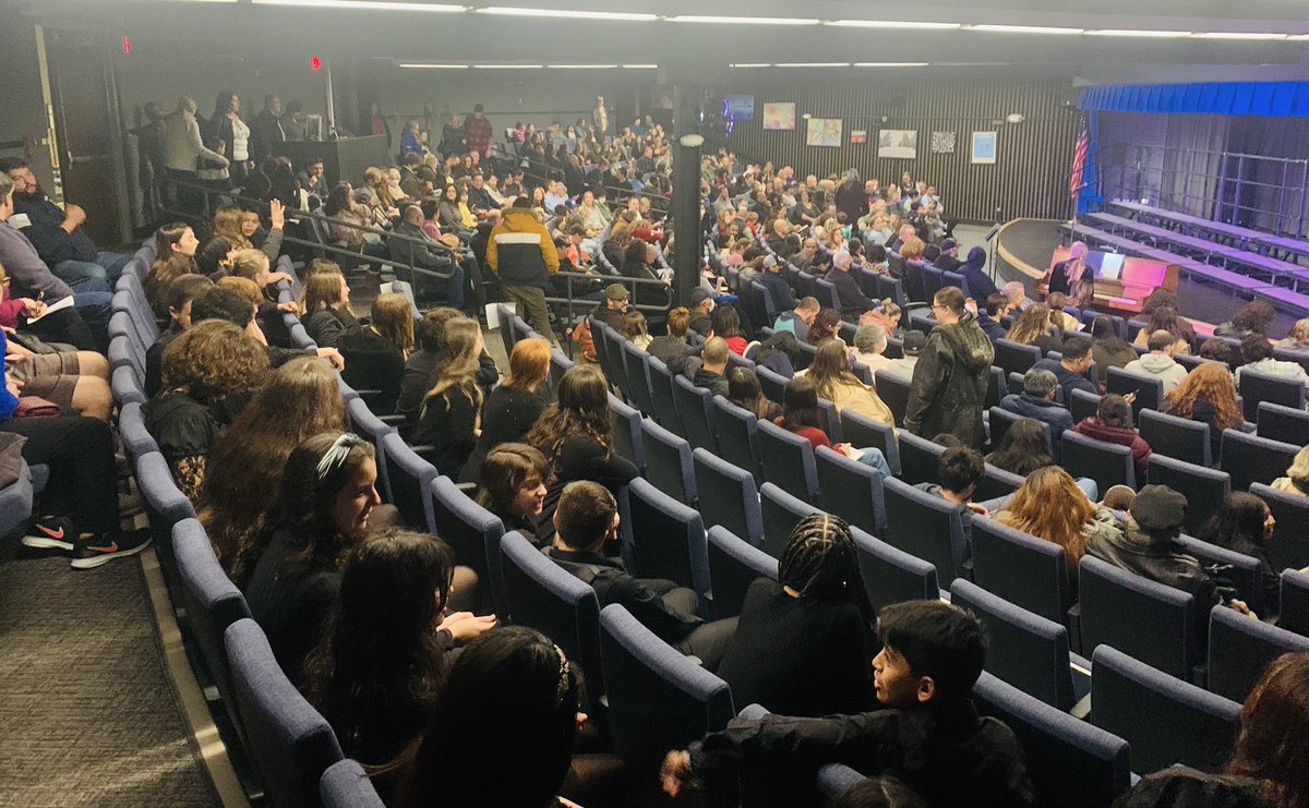 🎶 🎤 🎼 🎷 🎵 🎺 🎶 🎤 🎼 🎹 🎵

Big crowd for  BMMS Choral concert 

❄️ 🎶 ⛸ ⛄️ 🎼 ❄️ 🧣 🎵 🧤 ❄️ 🎶