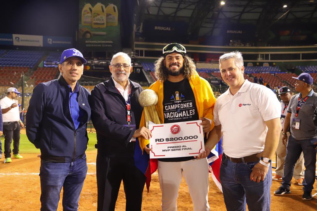 LIDOMRD's tweet photo. Fanáticos, hagan paso que llegó el #MVPPizzaHut de la Serie Final: 

¡JORGE ALFARO! 🐯🏆

#LIDOM #SerieFinalLIDOM ⚾️ https://t.co/IcQk1j4mMm