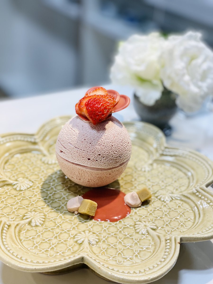 ayaka_sweets_1's tweet photo. 続いて...
かわいい🍓❤️
いちご×ゆず×みはや(オレンジ)×ホワイトチョコレート。
チョコ感は少なめだけど、柑橘がすっきりして甘さ控えめで、美味しかったです🍓🍊💕2皿目にちょうど良い感じ。
#ドブレカー #サロショ #サロンデュショコラ #サロンデュショコラ2023 #doblek https://t.co/7xfMT5rneG