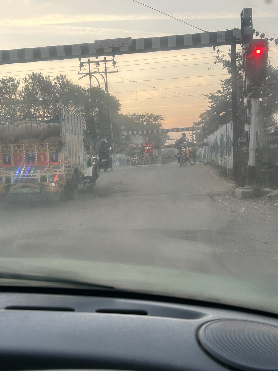 tikams334's tweet photo. Public pareshan ho Rahi hai ek bar pahle bhi complain kar chuka hu pr koi exan nhi liya sansad mahoday #dushyantsinghdholpur aap k lokshba shetr k logo ki pareshani ko samphire https://t.co/9mY5q87F0R