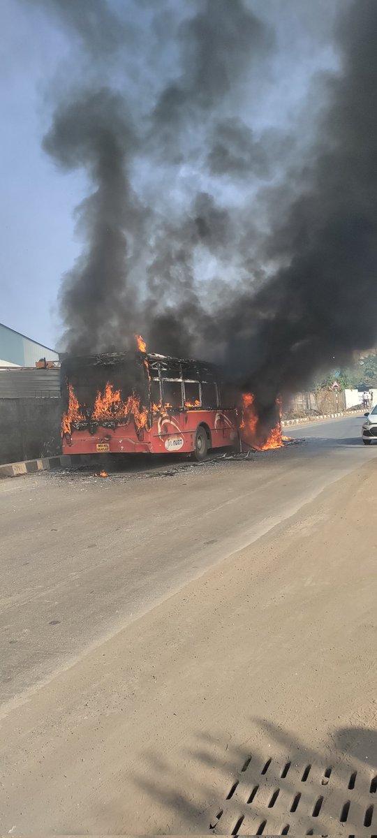 patilkrishna790's tweet image. Burning Bus Taloja MIDC ambernath bypass road near nagzari village.

#NMMT

@NMMConline
@NMMTonline
#Taloja #MIDC
#CNG