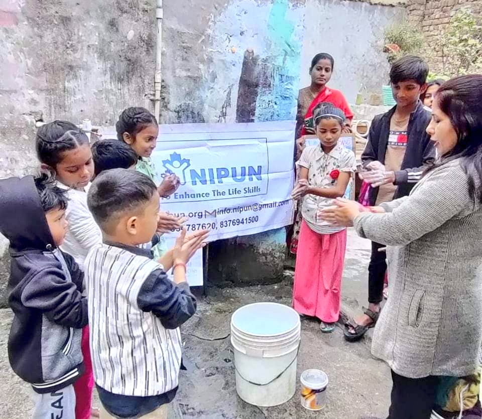 InfoNipun's tweet image. #CommunityAwarenessProgramme on #HandWash

Series of Community Awareness Program were organized at different locations in Haiderpur on hand wash, community sanitation, personal health and hygiene, primary immunization, child safety, immunization, no to single use plastic etc.