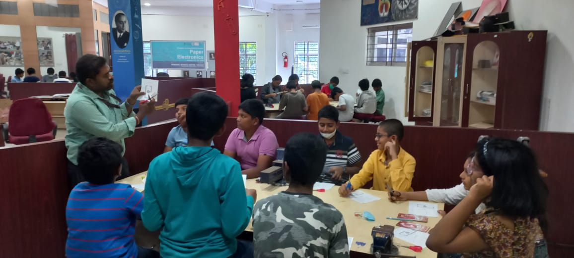 ncsmgoi's tweet photo. A Creative Ability Course on Paper Electronics for school students was conducted by @TirupatiRsc a unit of @ncsmgoi from January 12 - 16, 2023.
#PaperElectronics #Students #electronics #Tirupati https://t.co/88j421p7qJ