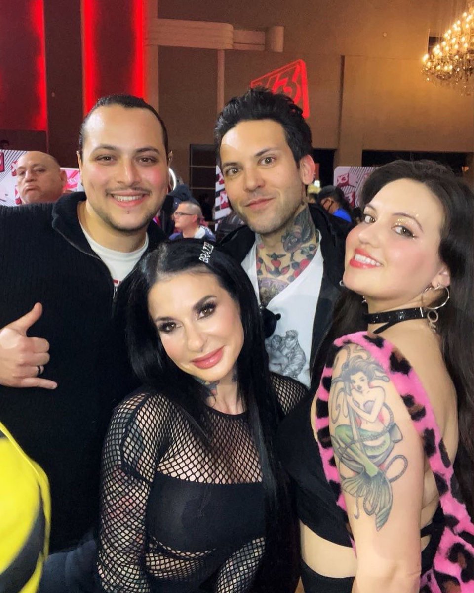 Jenskarlet's tweet photo. Finally met @thesmallhands_ The Tattooed talented rockstar pornstar ⭐️💓 🖤🖤 xoxoxo 💋🔥 and sweetest wife @JoannaAngel
.
.
@XBIZ
@losangeles #xbiz #smallhands #softfaith 🎵🖤
#joannaangel @NHadjiantonas https://t.co/SCTzIwiKok
