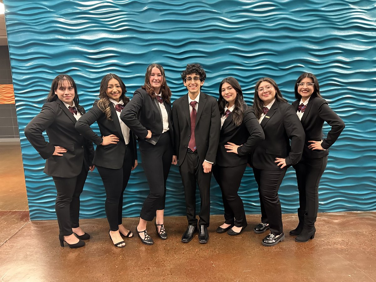 Mterrazas_'s tweet photo. HOSA officer installation ceremony! ✨ https://t.co/qCF3pvnRxN