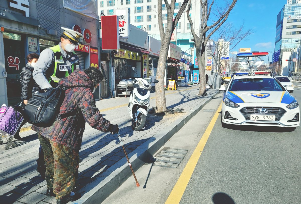 polulsan's tweet photo. 📍 설연휴를 맞이한 전통시장에서 무슨일이?! 
🚨 "어르신 여기 앉아계시면 위험해요!"

링크 클릭 👇🏻
https://t.co/LPF6H3DirJ https://t.co/1rxAD6k6j8