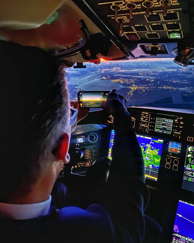 verchualreality's tweet photo. A photo of a photo being captured. Love flying with other photo lovers! 🌅✈️🌃
#sunset #england #unitedkingdom #bristol #VerchsViews #jetsetwithVerch #comeflywithme #flightattendant #pilot #flightattendantlife #frequentflyer #travel #travelog #travelb… https://t.co/XxtpG8nPSN https://t.co/0dBCjtvKs6