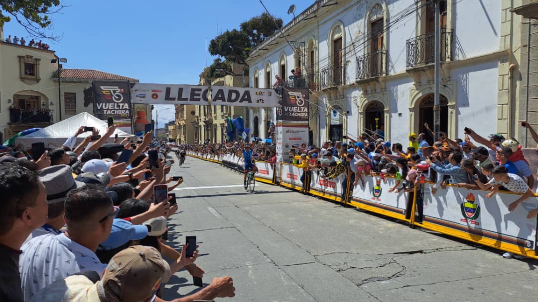 En el marco de la 58° Edición de la Vuelta al Táchira, en su 4ta etapa, quiero informar que junto a nuestro ciclista Merideño José Rujano y la Alcaldía de Libertador, organizaremos en el mes de Agosto la primera edición del Giro de los Andes desde nuestra Ciudad de Retos.