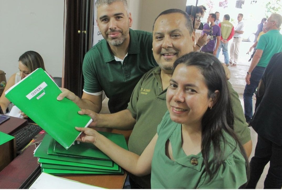 Excelente trabajo de los Apoderados del Partido UNACE. En la foto entregando las carpetas de los Candidatos del Partido, por parte de los apoderados Magda Colman <a href="/mgdacolman/">Magda Colman</a> y Leonardo Aldana <a href="/leoaldana68/">Leo Aldana</a> . Ambos con Victor Herreros <a href="/VictorHerrerosG/">Victor Herreros</a> candidato a diputado x central