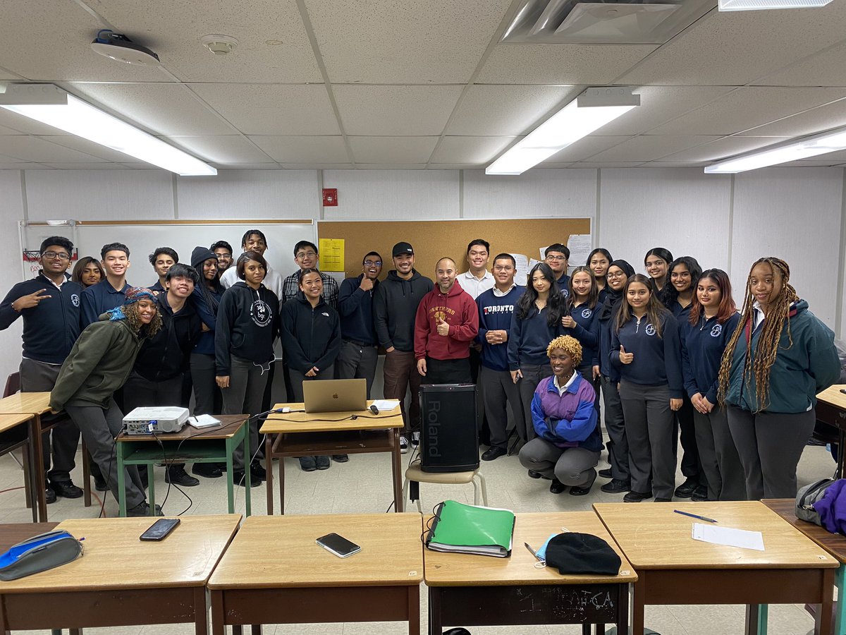 MikeCLeadership's tweet image. Thanks @AlexMallariJr for visiting our class &amp;amp; speaking about goal setting, rising above racism &amp;amp; the importance of faith. Our students are big fans of #ginnyandgeorgia &amp;amp; #theatomproject. It’s so important for our students to see themselves represented @TCDSB Alumni!!!