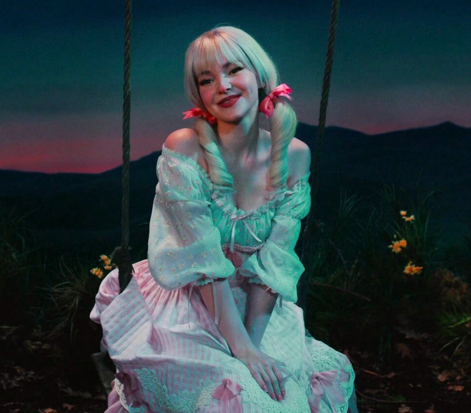 UnsaidDove's tweet photo. she can do both @DoveCameron https://t.co/tCswjv2ATs