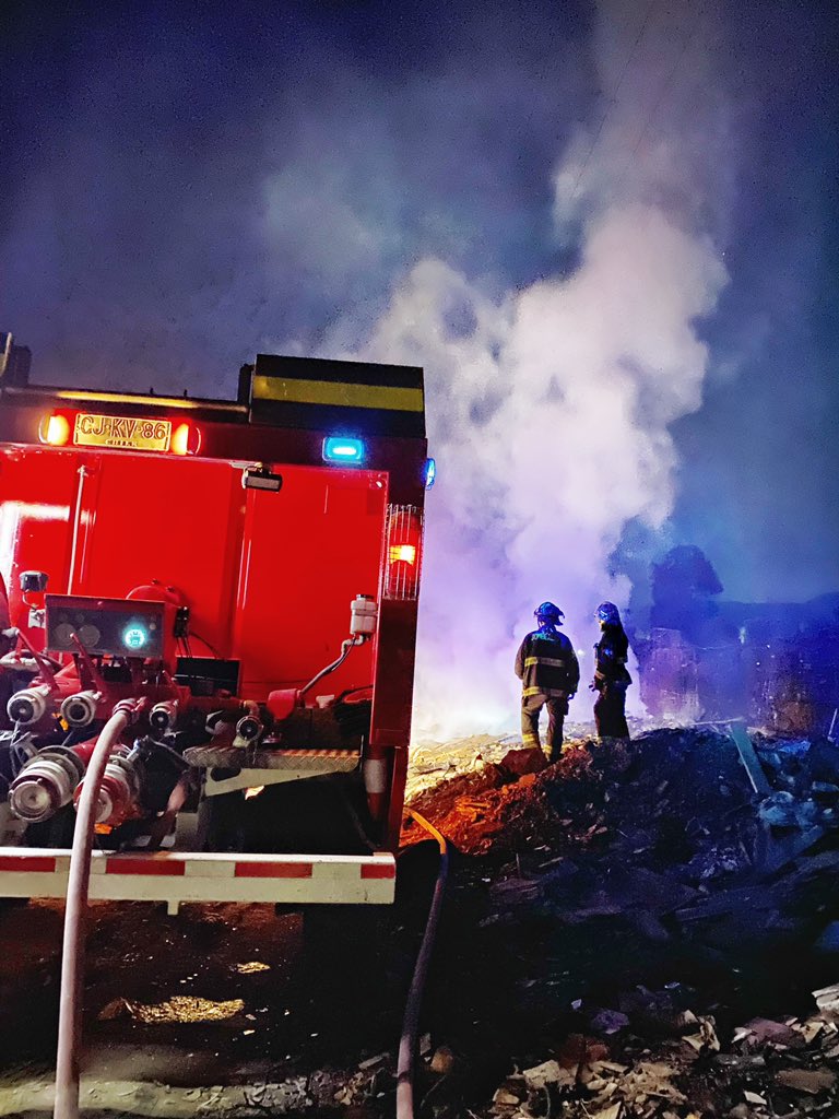 A esta hora nuestra máquina 42, se encuentra trabajando en incendio en basural junto a el Cuerpo de Bomberos Quilpue en final de calle El Rocío.-