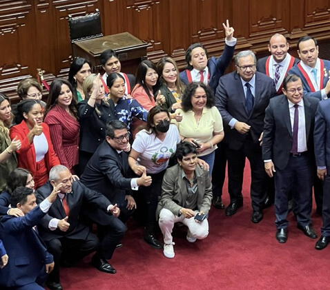 AdrianzenEduard's tweet image. Nunca olvidemos esta foto triunfal de los congresistas el 7 de diciembre. Cuando pensaban "yeee, hurraaa, se acabaron los problemas, ahora todo será felicidad yupiii!!"
Siempre será la imagen historica de su absoluta incapacidad de saber en qué país vivían y dónde estaban parados