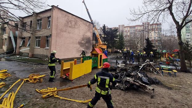 14ymedio's tweet photo. #Muere el ministro ucraniano del Interior tras #estrellarse su #helicóptero en Kiev👉EE UU promete más envíos de armamento a Ucrania tras la reunión de Ramstein https://t.co/s0EGWF6mzo https://t.co/TuQxtHoXBv