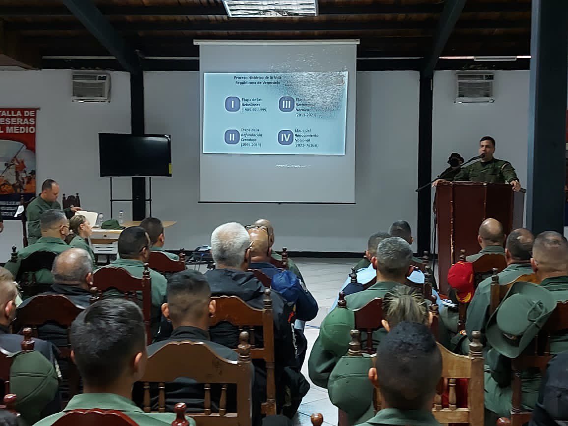 dhernandezlarez's tweet image. Muy complacido con la interacción junto a los miembros de la #FANB acantonados en el estado Lara, operacionalizando las líneas de trabajo generales a ser impulsadas en fusión por la FANB, junto al Poder Popular, para consolidar el renacimiento de la Patria.