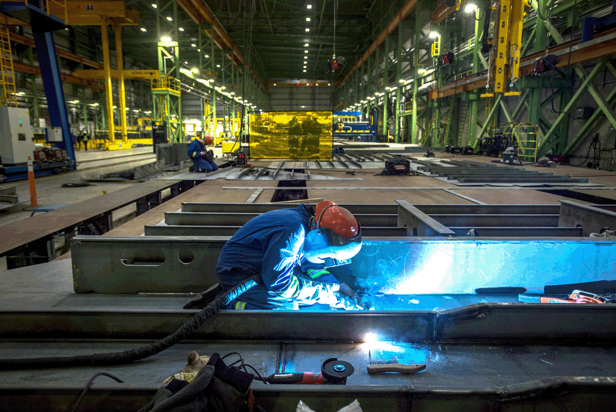 UniforTheUnion's tweet photo. BREAKING: #Unifor ratifies new agreement with @IrvingShipbuild, making wage and benefit gains. 

The 4.5-year agreement covers 1,100 skilled tradespeople at the #Halifax Shipyard.

#nspoli 

https://t.co/HfJ5M6g4eN https://t.co/2KexCEOupc