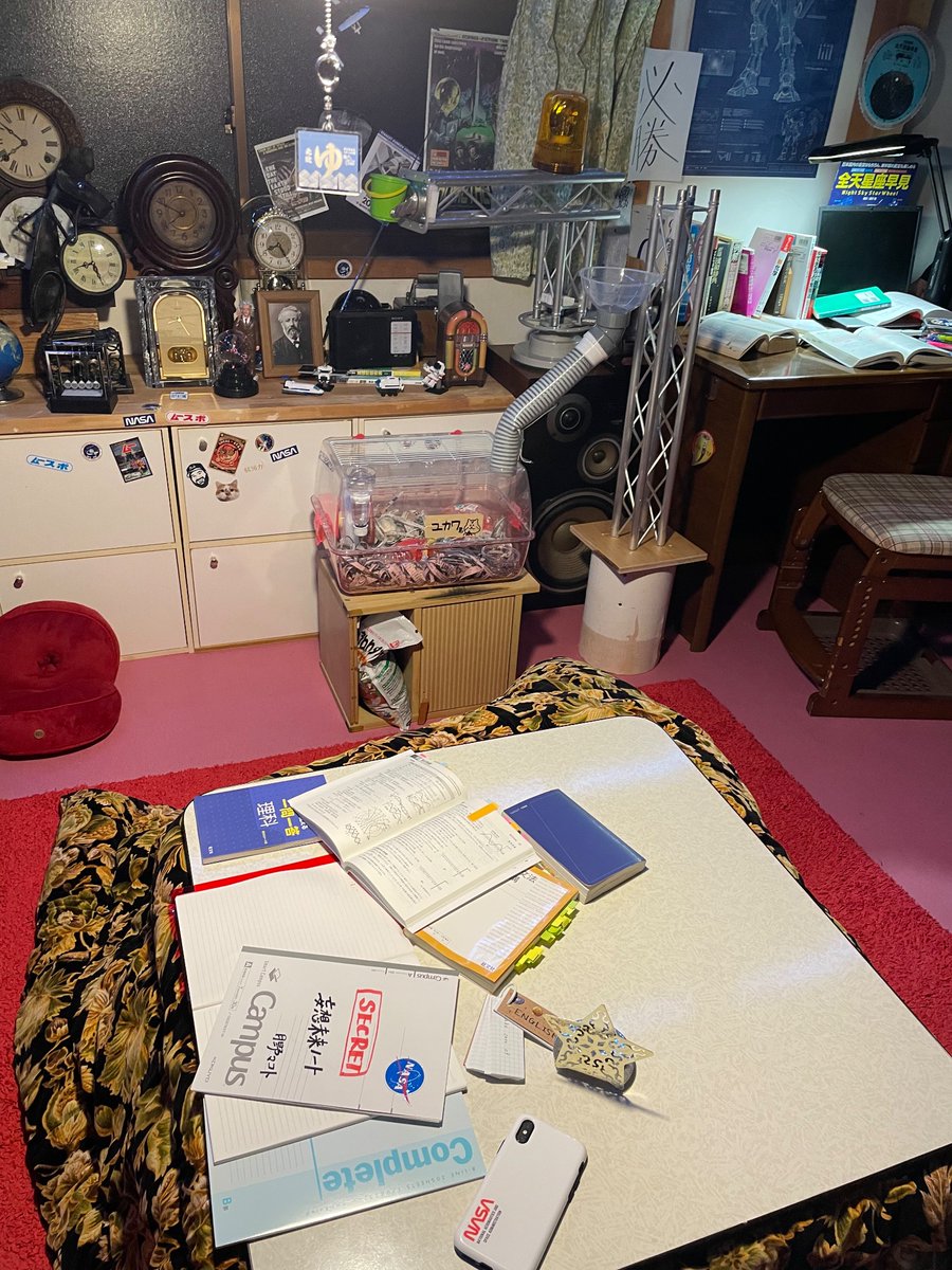 future_rcc's tweet photo. 【ドラマの裏側👀】

第1話で登場するマコトの部屋は
スタッフのこだわりが
たくさん詰めこまれていました！！

まさに『マコトの部屋』でした😳

第1話はこちらから💡
https://t.co/gfYVKZaqkI
#フューチャーフューチャー https://t.co/y92xgBDGVI
