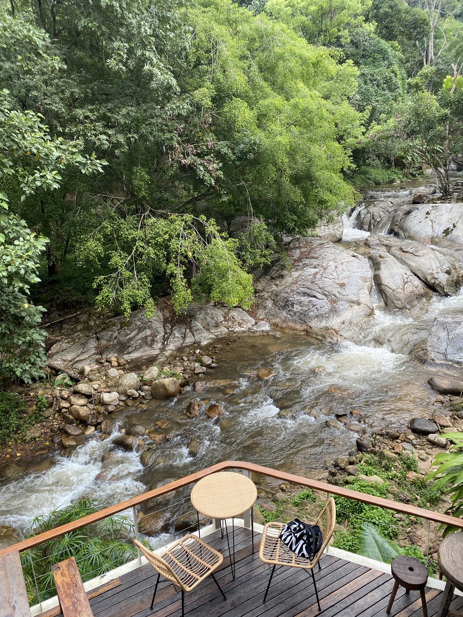 soundkaoo's tweet photo. คาเฟ่แบบเกาหลีเกาใจที่แม่กำปอง บอกเลยน่ารักมากก เขามีที่พักด้วยนะ น้ำถือว่าก็ราคาแรงตามคาเฟ่สมัยนี้ 150฿ ไรประมาณนี้ แต่ก็อร่อย และบรรยากาศดีงาม ฟิลแบบลำธารไหลผ่าน #รีวิวเชียงใหม่ #รีวิวคาเฟ่ https://t.co/53Ft1qWhoL