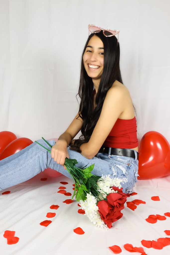 sabrinanicolep1's tweet photo. i can buy myself flowers 🌹❤️ 

check out these awesome pics taken by @oliviao_21 ! i’m OBSESSED!😍 book your Valentines shoots with her today.🤗 https://t.co/OoP3iTMcuH