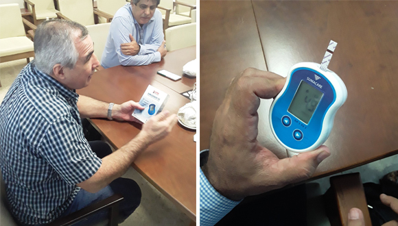 Especialistas del Centro de Inmunoensayo, en La Habana, presentaron este miércoles al presidente de BioCubaFarma, Eduardo Martínez Díaz, el primer prototipo de glucómetro diseñado y producido en Cuba.