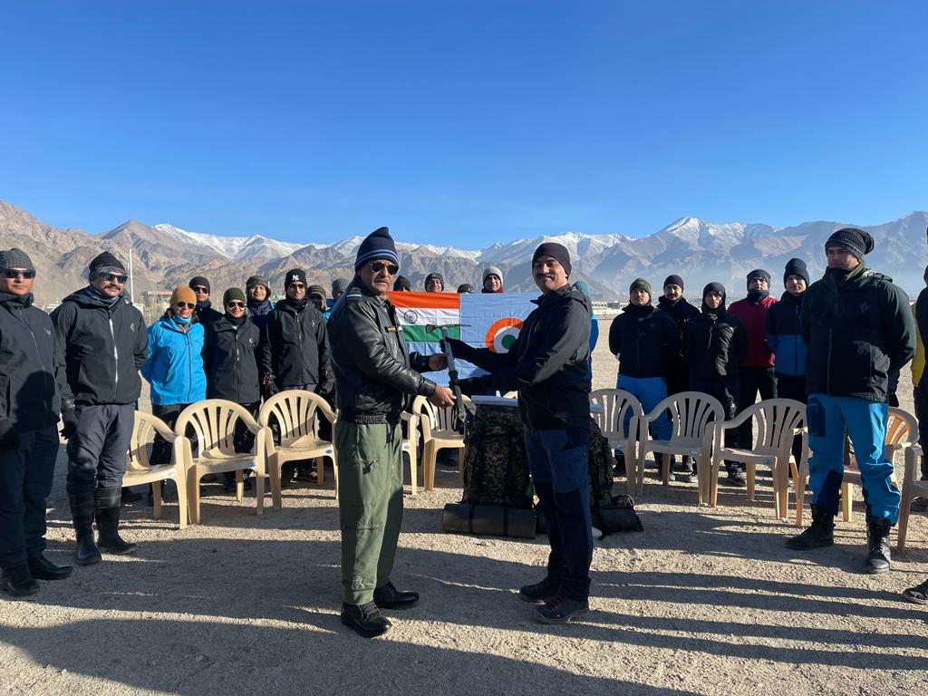 hqwaciaf's tweet photo. A team of 22 Air warriors will trek 65 Km from Leh to the frozen Zanskar river.  Over 5 days, they will practice evacuation drills as part of Search and Rescue at sub zero temperatures at elevations above 11000 ft.#HarKaamDeshKeNaam https://t.co/CeOuUYG11S
