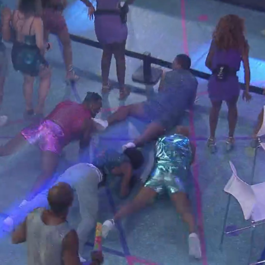 QGdoPOP's tweet photo. 🚨 O show da Anitta no #BBB23 custou 1 milhão de reais, informa TV Globo! https://t.co/4kKlRkOu0K