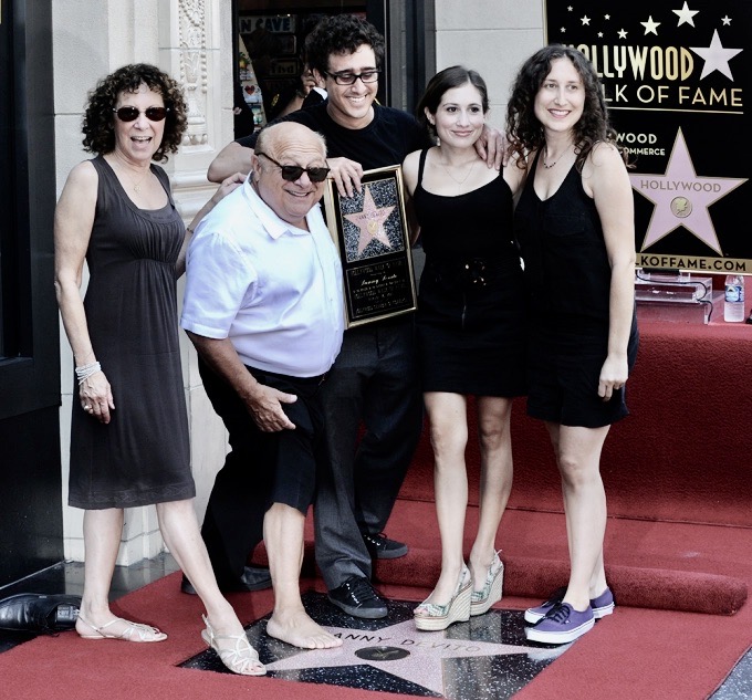 havenosecrets's tweet image. Oh, Danny Boy!
Albanian blooded Danny DeVito poses with Jewish blooded Rhea Perlman (his ex-wife) and their three kids, when he got his star on the Hollywood Walk of Fame in 2011 in Los Angeles, California, USA. 
#DennyDeVito #RheaPerlman #HollywoodWalkOfFame #Albania #Kosova
