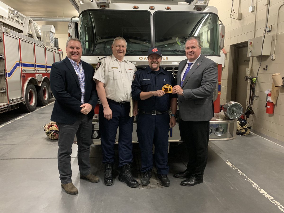 chiefboz's tweet image. ⁦@oakvillefire⁩ Congrats 🎉 newly promoted AC MacMullen 2B P221. Joined by the crew, Captain @Sayers291,PC Williamson,DC @boyer911,⁩ wishing him all the best in his new role &amp;amp; providing his new shield.Much success👏#OFDPride ⁦@oakvillepffa⁩ ⁦@townofoakville⁩