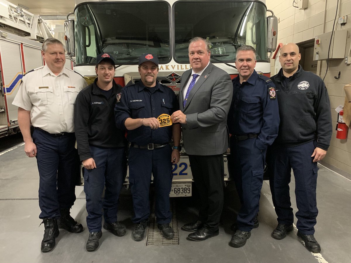 chiefboz's tweet image. ⁦@oakvillefire⁩ Congrats 🎉 newly promoted AC MacMullen 2B P221. Joined by the crew, Captain @Sayers291,PC Williamson,DC @boyer911,⁩ wishing him all the best in his new role &amp;amp; providing his new shield.Much success👏#OFDPride ⁦@oakvillepffa⁩ ⁦@townofoakville⁩