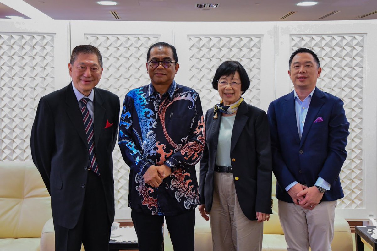 Pagi ini saya menerima kunjungan hormat daripada HELP University. Turut hadir YBhg. Prof. Datuk Paul T. H. Chan, Timb. Naib Canselor HELP University, Datin Chan-Low Kam Yoke, Ketua Pegawai Eksekutif HELP Group serta pengurusan kanannya.

1/4