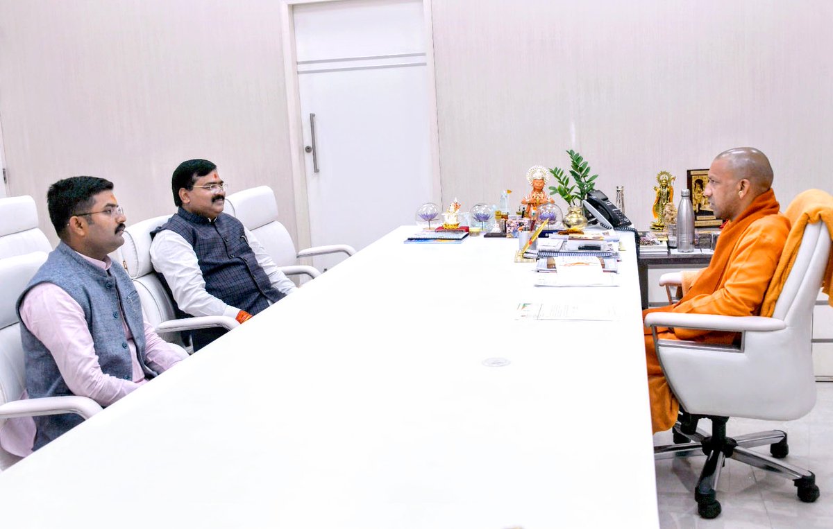 varunbjppbh's tweet photo. 49वीं महिला स्टेट कबड्डी चैंपियनशिप सीनियर वर्ग के आयोजकन अध्यक्ष के रूप में आयोजन के संरक्षक मा०सांसद संगम लाल गुप्ता जी के साथ माननीय मुख्यमंत्री श्री योगी आदित्यनाथ जी को चैम्पियनशिप के उद्घाटन में मुख्य अतिथि के रूप में पधारने हेतु आमंत्रित किया।
@myogiadityanath @CMOfficeUP https://t.co/oAzfUL4bmJ