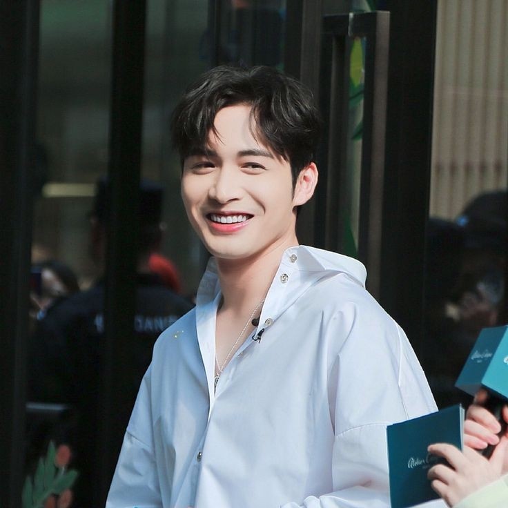 GirlNamedRobbie's tweet photo. "I think I felt my heart skip a beat
I'm standing here and I can hardly breathe
You got me

And that crooked smile of yours
It knocks me off my feet"

Happy birthday BB ��🖤 #ZhangBinbin #VinZhang #张彬彬 https://t.co/yTlB6YKx8H