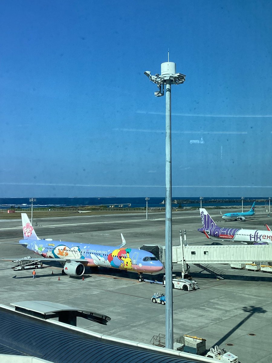 Pastaco0401's tweet photo. ハイサーイ🌺 
那覇-台湾間を結ぶ中華航空（チャイナエアライン）
「ピカチュウジェットCI」発見‼️
パスタコがある国際線フードコートエリアから見れますよ。
3/25までの就航みたいです💞
遊びに来てネ
#那覇空港 #那覇空港国際線 #ピカチュウ #ボロネーゼ #BIGOLI #タコス #タコライス #パスタコ https://t.co/Bp6Go6ZPkB