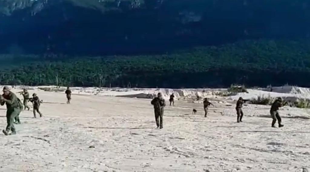 dhernandezlarez's tweet image. Rumbo al Amazonas ! Venezuela se defiende desde adentro ! #FANB desplegada en el estado Amazonas, combatiendo a los grupos armados quienes destruyen el medio ambiente con actividades de minería ilegal, irrespetando las leyes nacionales.