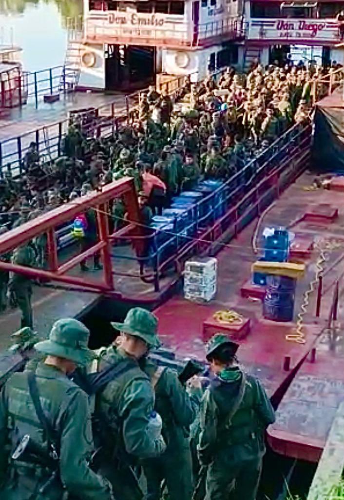 dhernandezlarez's tweet image. Rumbo al Amazonas ! Venezuela se defiende desde adentro ! #FANB desplegada en el estado Amazonas, combatiendo a los grupos armados quienes destruyen el medio ambiente con actividades de minería ilegal, irrespetando las leyes nacionales.