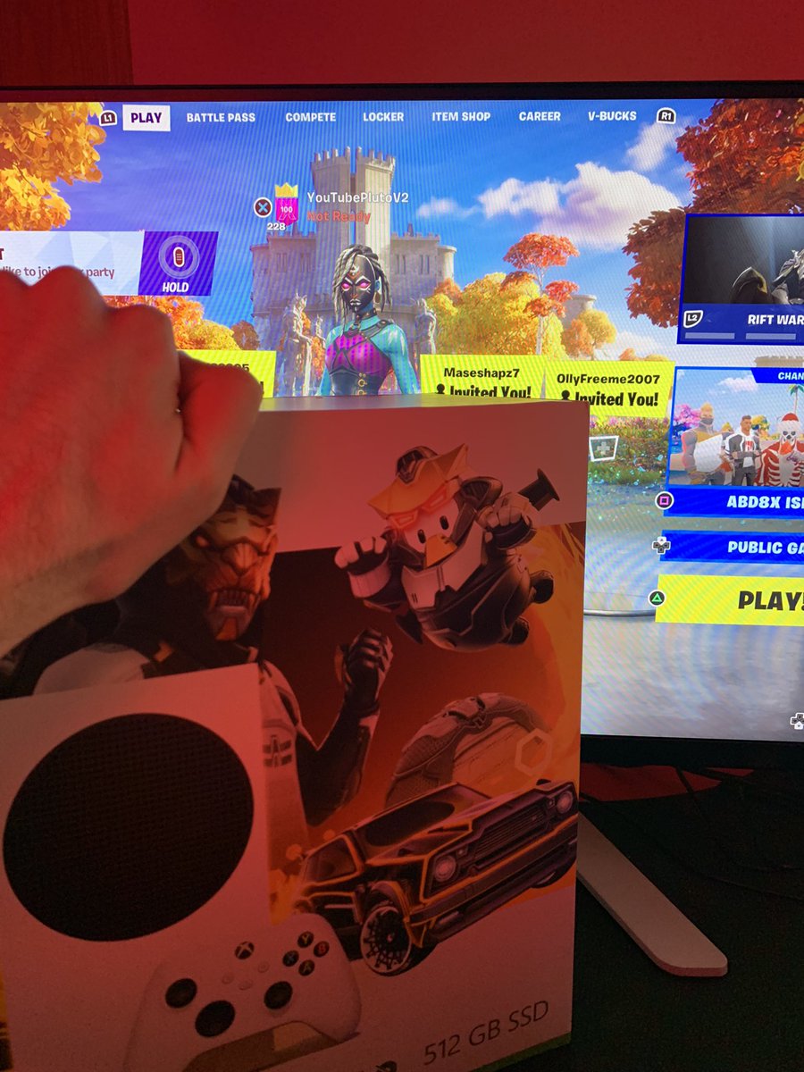 FortnitePV2's tweet photo. Looking for someone who still needs this Fortnite Skin. Gonna help them redeem it. Only choosing 1 PERSON who likes &amp; rt’s and is following @FortnitePV2! Enter up while you can. #Fortnite https://t.co/mDq9w882yW