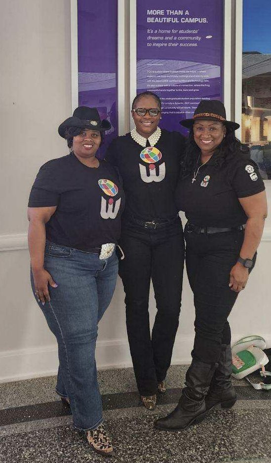 When I tell you the power behind this picture. These ladies are amazing and I’m giving them their 💐. Thank you <a href="/divine2wincom/">Trina Norman</a> and <a href="/L_Crawford_/">LaShondaKCrawford</a> for always keeping me grounded and motivated. If you can praise them behind closed doors you can praise them in public <a href="/RedRiverUPSers/">Red River UPSers</a>