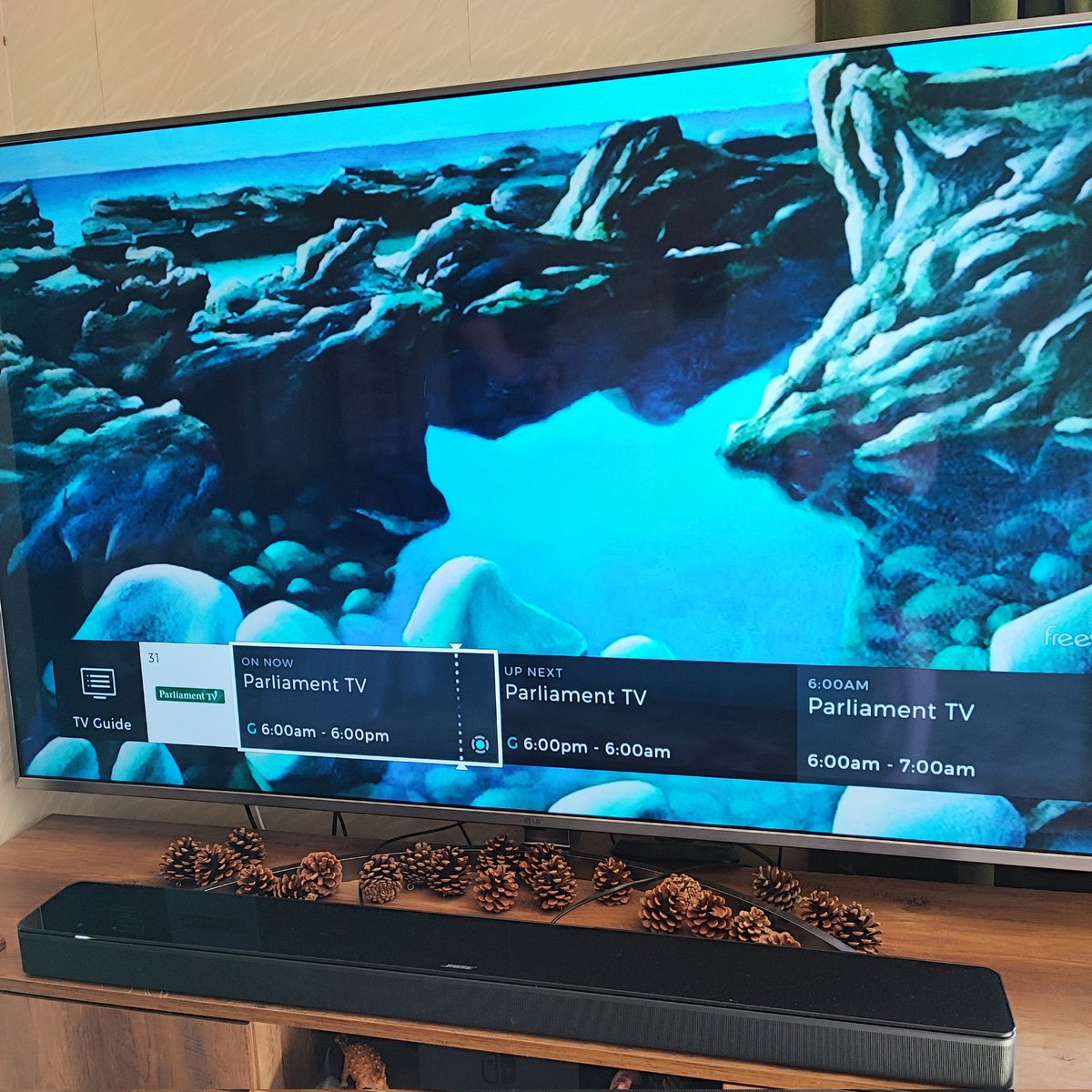 _writehanded_'s tweet image. Nothing happening at parliament clearly