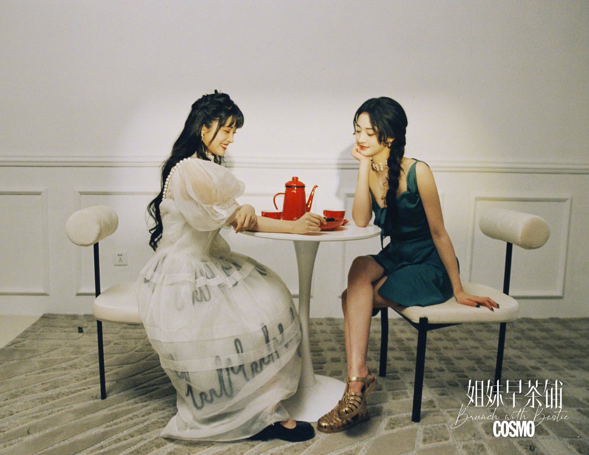 Cosmopolitan China x #ShenYue  #ZhouJieqiong 

ด้วยอายุที่ต่างกันเพียงหนึ่งปี พวกเขามักจะเลือกสิ่งที่คล้ายกันและเผชิญกับปัญหาชีวิตที่คล้ายกัน  และนี่ยังเป็นจุดเริ่มต้นของความเข้าใจซึ่งกันและกัน  ความชื่นชมซึ่งกันและกัน 

สาวสวยทั้งสองคน

share.api.weibo.cn/share/36223915…

#เสิ่นเยว่ #沈月