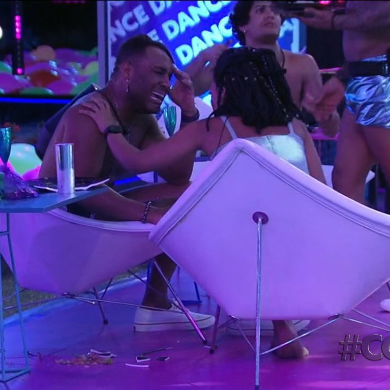choquei's tweet photo. Fred Nicácio chora: “Se eu eu tô vivo até hoje, é porque meus amigos me salvaram na época da faculdade, quando meus pais me expulsaram de casa por eu ser gay”. #BBB23 https://t.co/uM8uKyVDZx