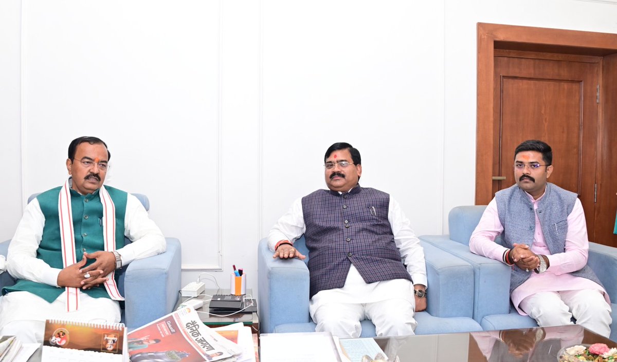 varunbjppbh's tweet photo. 27,28,29 जनवरी 2023 को प्रतापगढ़ में आयोजित होने वाली तीन दिवसीय 49वीं महिला स्टेट कबड्डी चैंपियनशिप सीनियर वर्ग के आयोजन अध्यक्ष के नाते आयोजन के संरक्षक मा०सांसद श्री संगम लाल गुप्ता जी के साथ मा०उप मुख्यमंत्री श्री @kpmaurya1जी को अतिथि के रूप में आयोजन में आमंत्रित किया। https://t.co/8CQhAjduUk