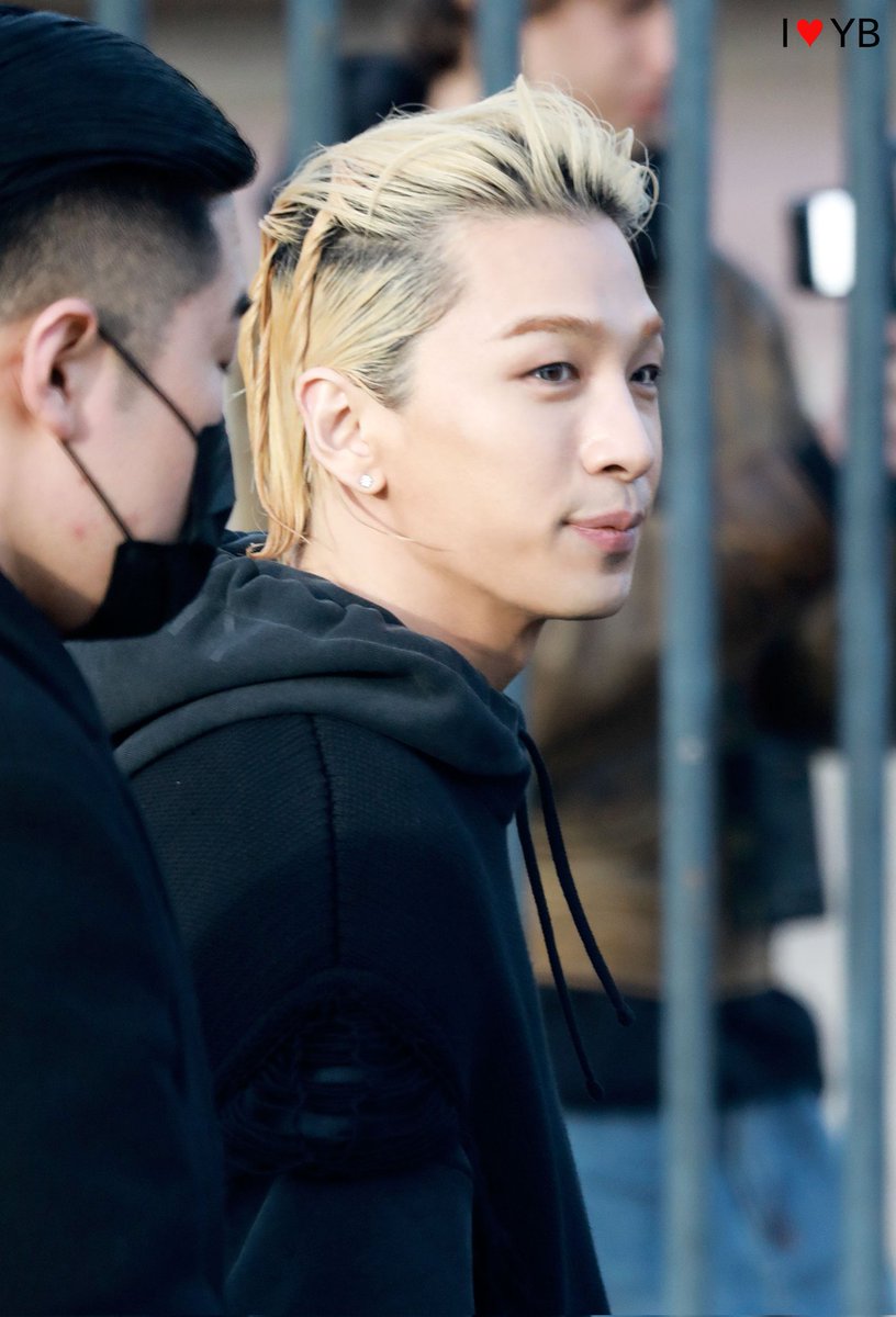 URTHESUN's tweet photo. 230118 ☀️
#TAEYANGXGIVENCHY

한국 남성 최초👍🏻
앰버서더로서의 첫 활동 🖤

@Realtaeyang @givenchy 
#태양 #givenchyfw23 https://t.co/E164lVZmv8