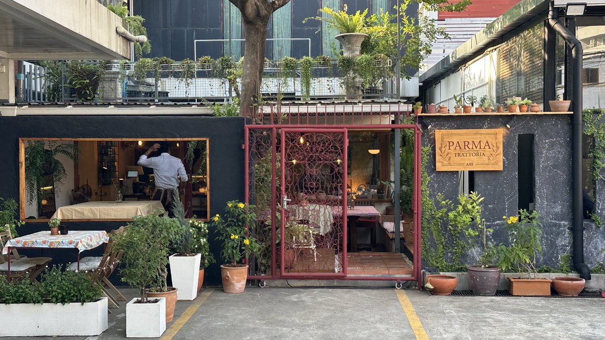 Parma Trattoria ร้านอาหารอิตาเลียนน้องใหม่ของอารีย์ เน้นบรรยากาศสไตล์บ้านๆ น่ารักแบบอบอุ่น เมนู homey ฝีมือคุณ Filippo Bortolamedi จาก Pasta Apartment แกกับทีมใช้เวลาสามเดือนทำร้านกันเอง ในอนาคตจะรับบทเสริมเป็นฟิลๆ grocerant ขายพวกพาสต้า โคลคัท ซอสให้คนซื้อกลับไปทำที่บ้านได้ด้วย