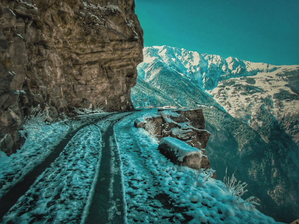 Driving past the ‘suicide point’

Roghi, Kalpa, Kinnaur, HP

#4x4 #offroad #4wd #offroading  #lifted  #mudding  #jeeplife #toyota  #mud #truck  #diesel  #trucks  #overland  #jeeps #toyotafortuner #powerstroke  #offroadnation  #mahindrathar #4runner  #yota #snowdrive