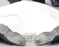 Üzeri gazeteyle örtülü, o yerde yatan adam senin tarafında.
Delik ayakkabısı ve eski ceketiyle senin tarafında.
Ötesi yok, ötesine inanma...
#HrantDink